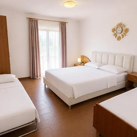 Hotel Megi 3*